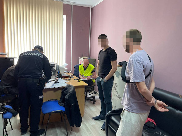 Фото: полиция В Киеве задержаны двое мужчин, которые снимали работу ПВО. Полиция проводила спецоперацию