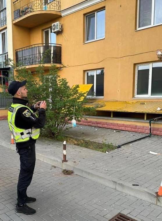 Наслідки російської атаки дронами у Київській області (Фото: Нацполіція) На Київщині четверо поранених після нічної атаки РФ, поліція показала фото руйнувань
