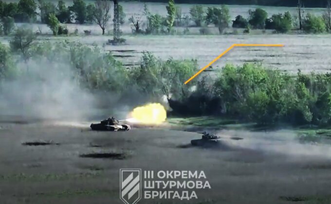 Бійці Азову з танками та БМП успішно штурмують позиції росіян під Бахмутом – відео