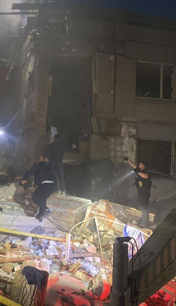 Россия ударила по пригороду Днепра: 20 пострадавших, под завалами есть люди – фото, видео
