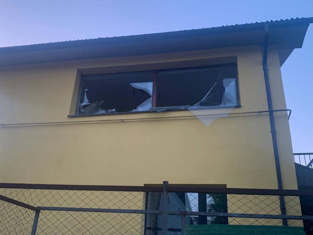 Ночной удар по Киевской области: повреждена поликлиника, общежитие и 20 авто – фото