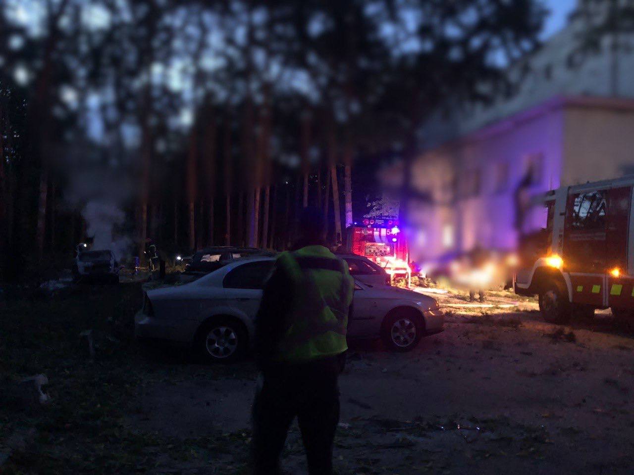 Ночной удар по Киевской области: повреждена поликлиника, общежитие и 20 авто – фото