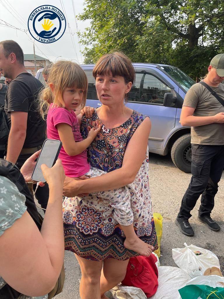 Фото: Нацполіція Поліція: Жінку з двома дітьми, які були на даху в Олешках, вдалося врятувати – фото