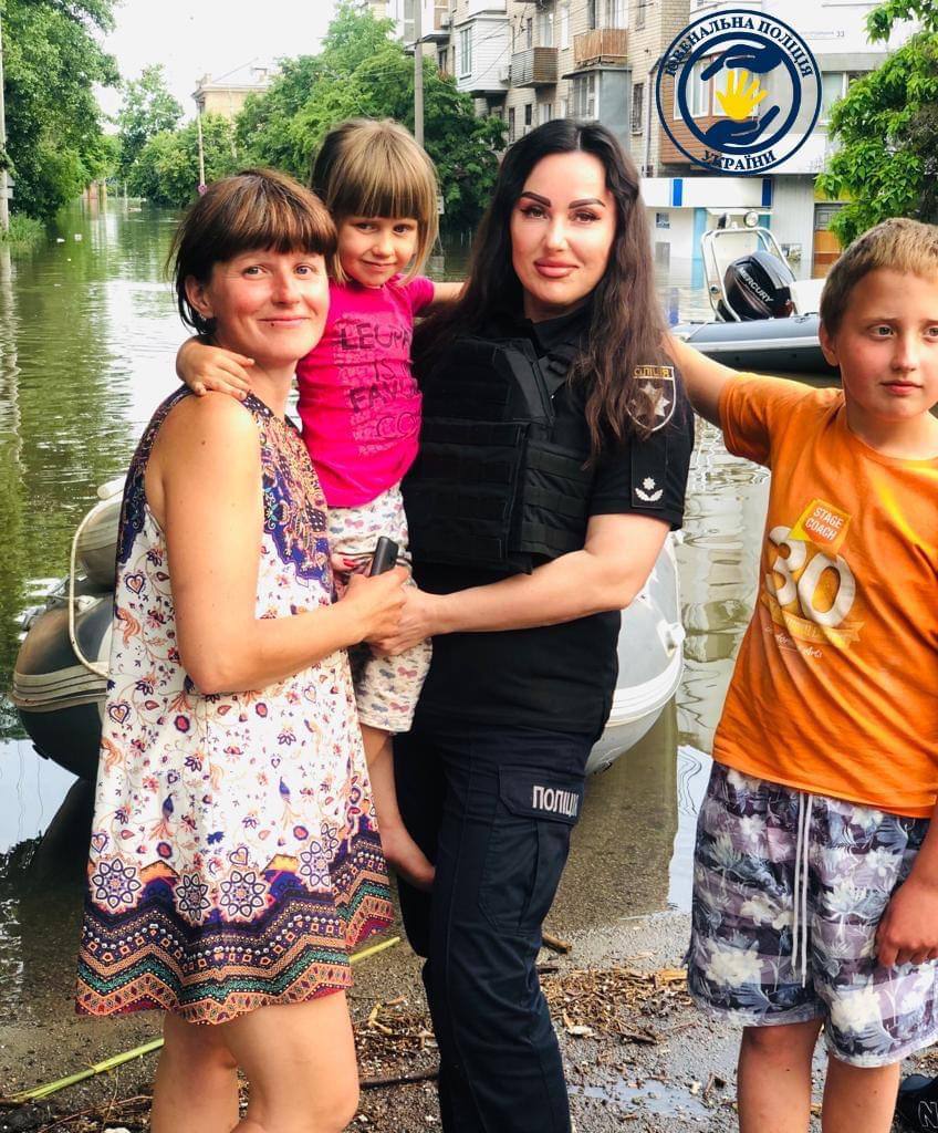Поліція: Жінку з двома дітьми, які були на даху в Олешках, вдалося врятувати – фото