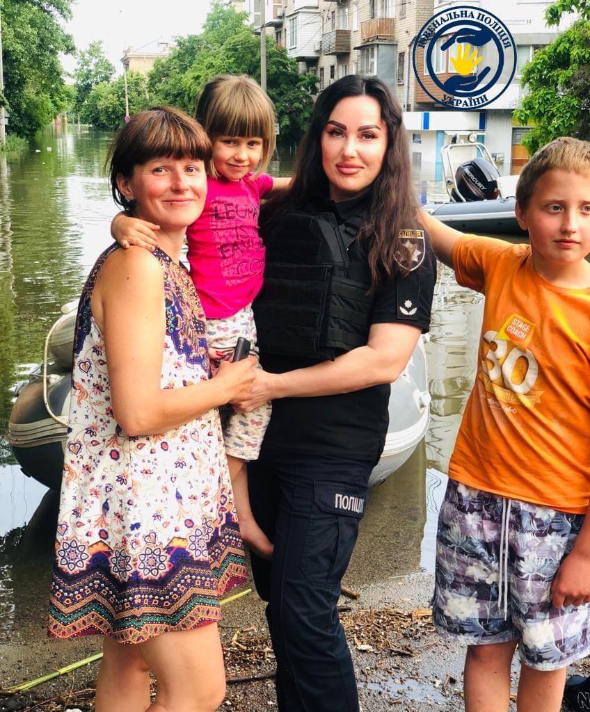 Фото: Нацполіція Поліція: Жінку з двома дітьми, які були на даху в Олешках, вдалося врятувати – фото