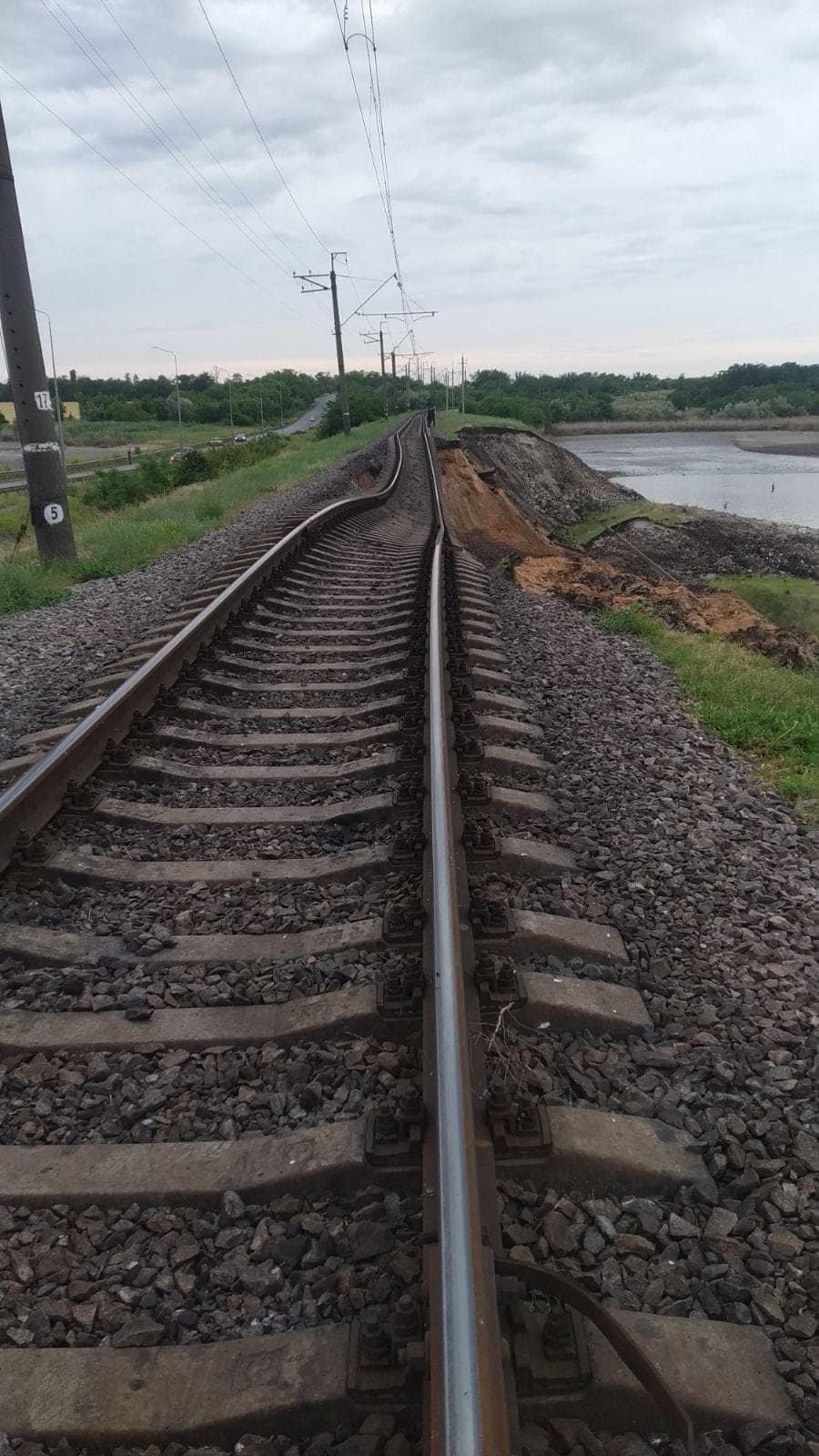 Фото: facebook.com/Ukrzaliznytsia Через теракт РФ на Каховській ГЕС просіло залізничне полотно у Нікополі, скасовано рейси – УЗ