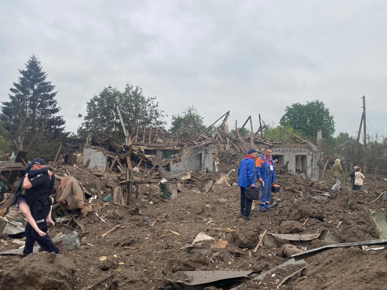 Наслідки російського ракетного удару по Краматорську вранці 14 червня (Фото: Донецька ОВА) На світанку Росія вдарила ракетами по Краматорську та Костянтинівці, є жертви – відео