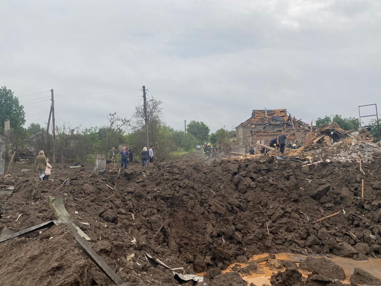 Наслідки російського ракетного удару по Краматорську вранці 14 червня (Фото: Донецька ОВА) На світанку Росія вдарила ракетами по Краматорську та Костянтинівці, є жертви – відео
