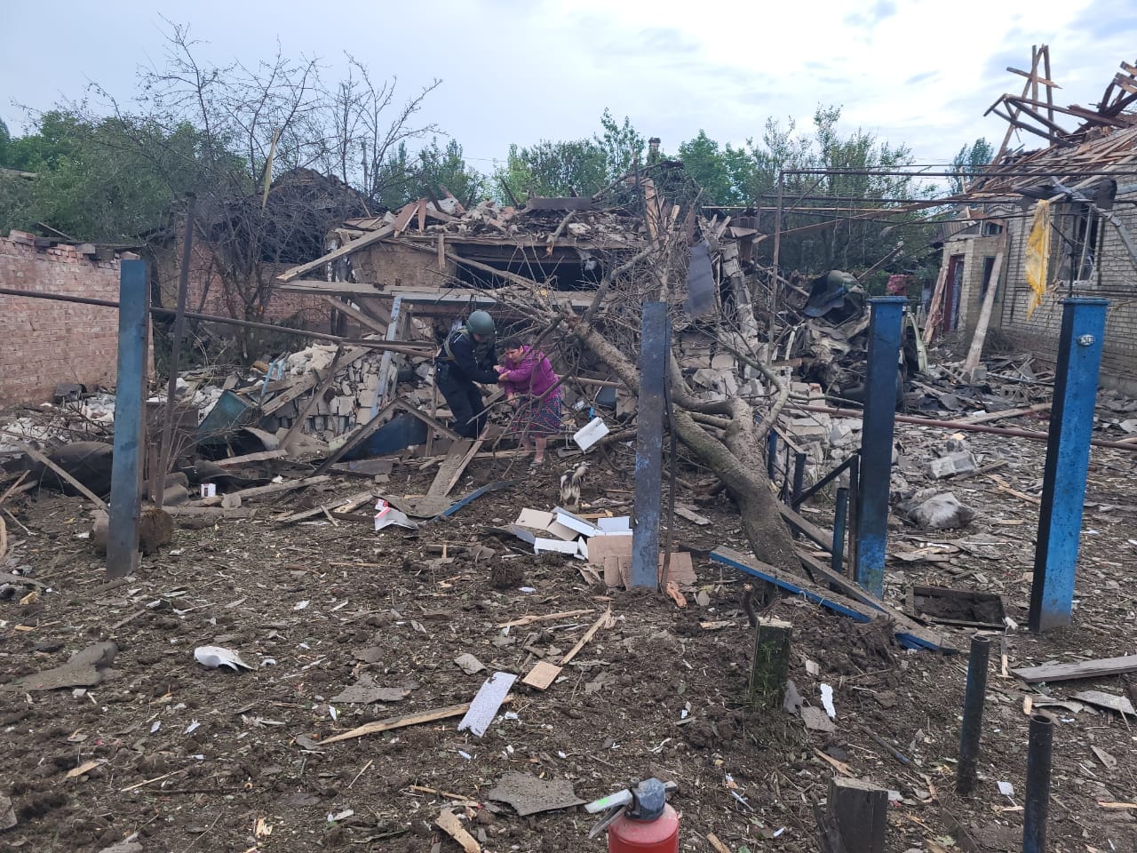 Наслідки російського ракетного удару по Костянтинівці вранці 14 червня (Фото: Донецька ОВА) На світанку Росія вдарила ракетами по Краматорську та Костянтинівці, є жертви – відео
