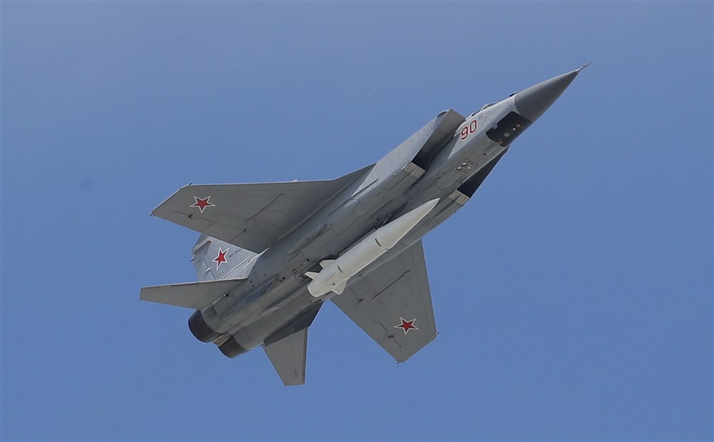 Российский МиГ-31 с ракетой ''Кинжал'' (фото – Сергей Ильницкий/EPA)