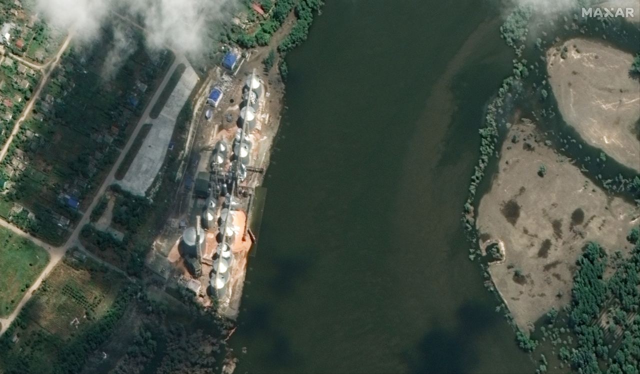 Появились новые четкие спутниковые снимки разрушенной Каховской ГЭС – фото