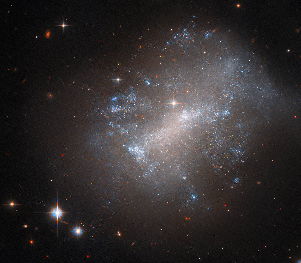 Телескоп Хаббл сделал снимок "неправильной" галактики – фото