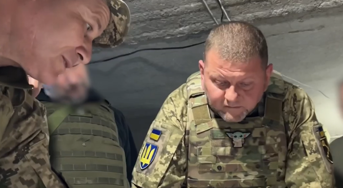 Скриншот з відео Рідкісні кадри. Залужний показав відео штабної роботи з начальником Генштабу Шапталою