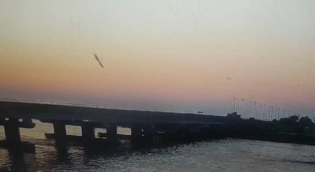 З'явилися нові кадри удару імовірно по Чонгарському мосту – відео