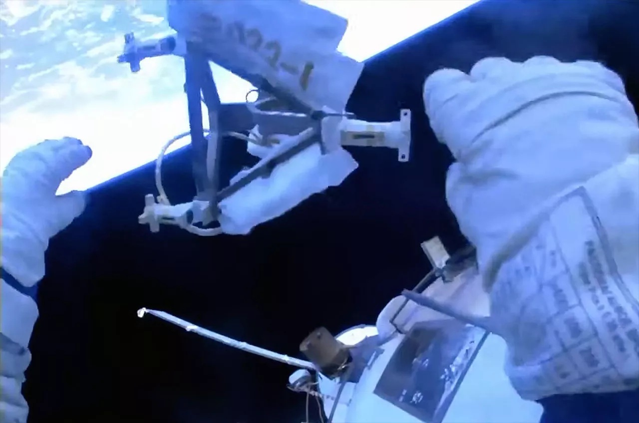 Российские космонавты выбросили оборудование с МКС в открытый космос
