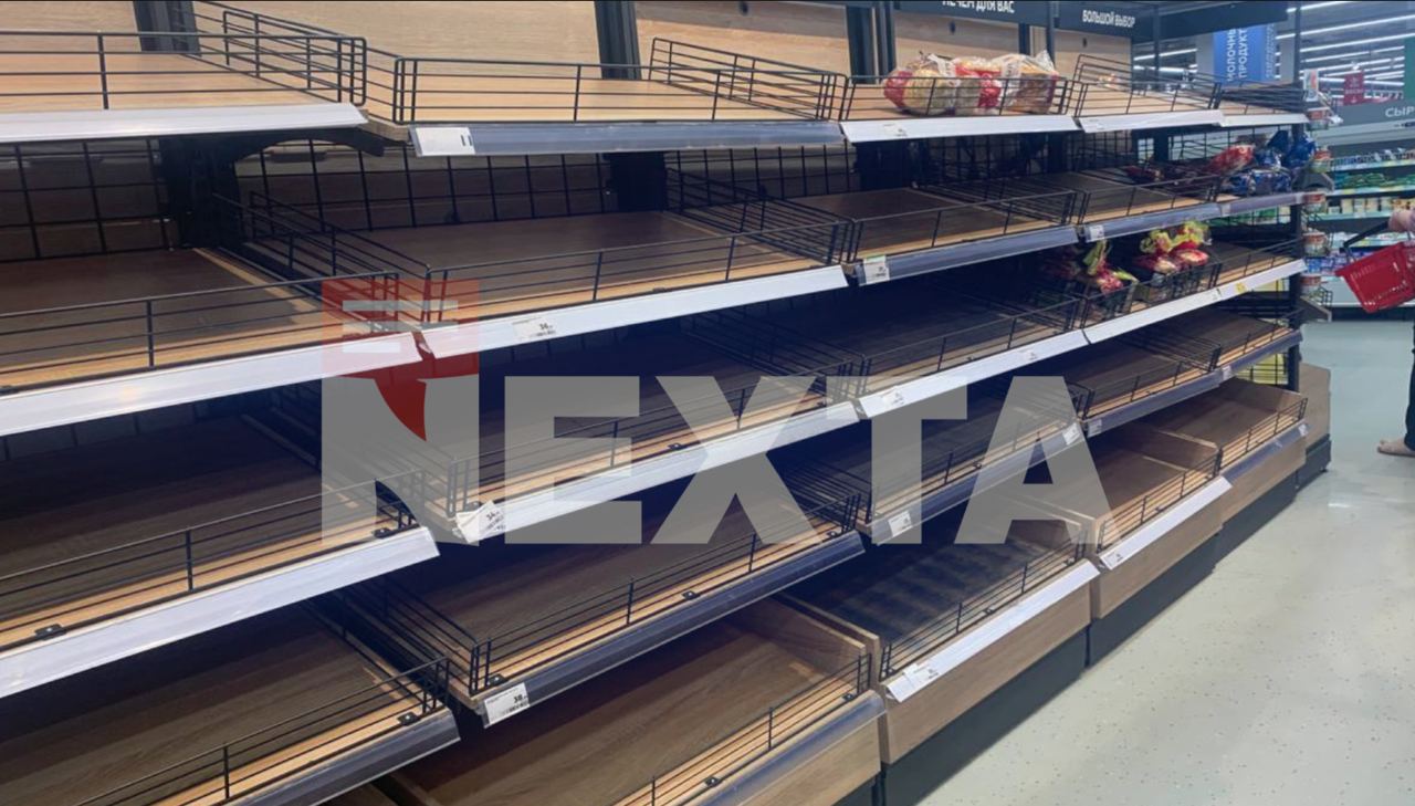 Полички у продуктових магазинах Ростова спорожніли. Фото: Nexta