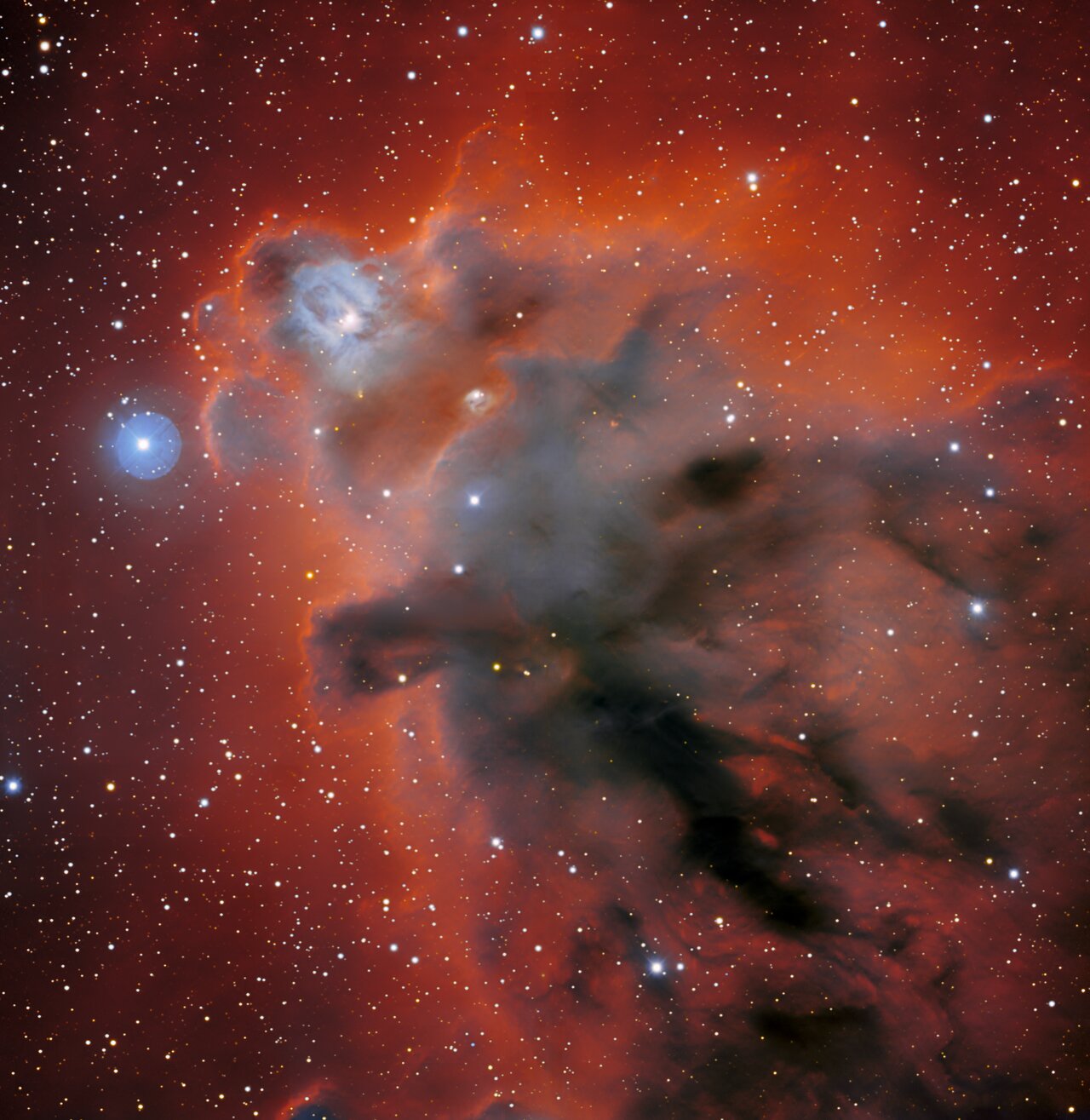 Астрономы показали фото темной туманности в созвездии Ориона за 1300 световых лет