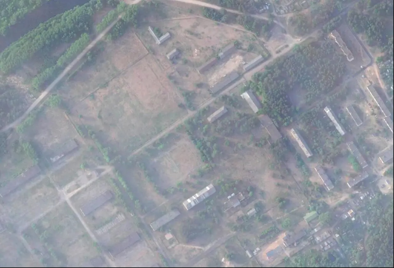 Супутник зняв швидке будівництво на покинутій військовій базі в Білорусі – NYT