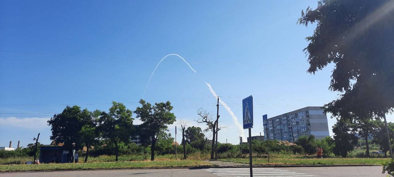 Дим від прольотів ракет у Бердянську
