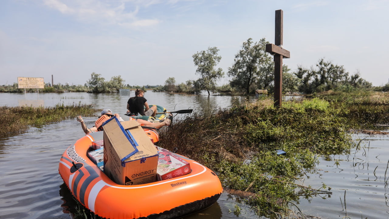 Братська могила в Олешках. Як росіяни приховують кількість жертв після підриву ГЕС - Фото