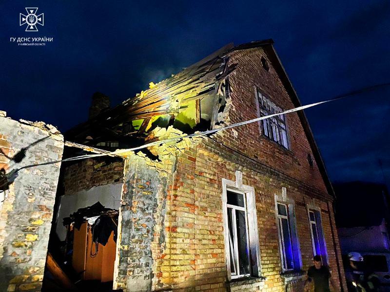 Фото: ДСНС Нічна атака дронів. Уламки впали на приватні будинки під Києвом, одна людина поранена – фото
