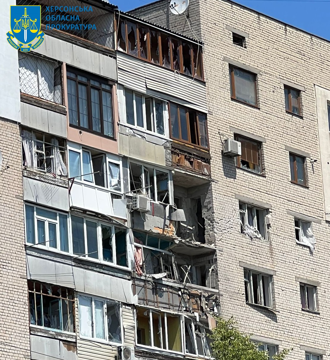 Фото: Херсонська прокуратура Росія обстріляла житловий квартал Херсона, влучила в багатоповерхівку. Є поранені