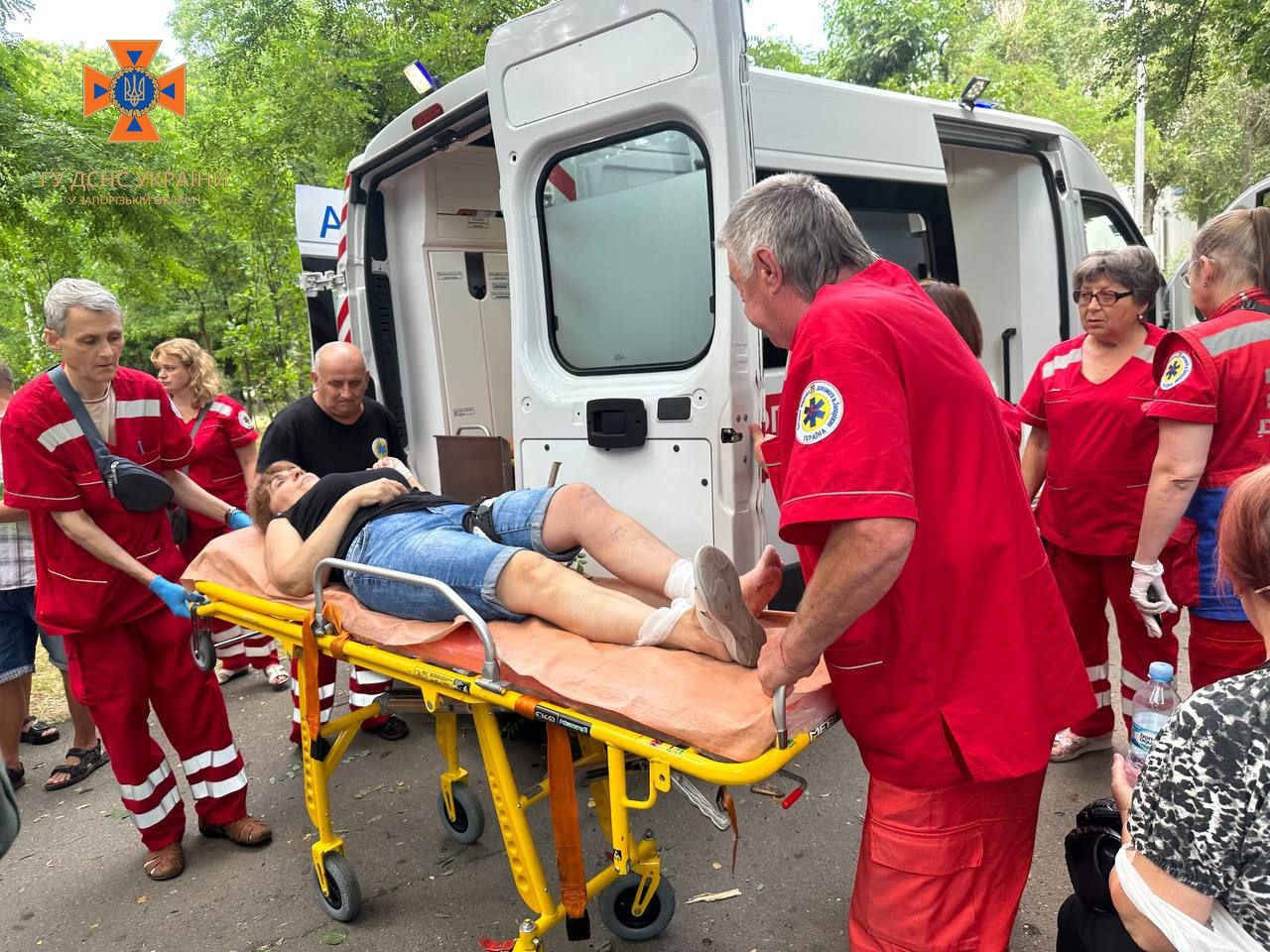 Фото – ДСНС Росія серед білого дня атакувала запорізький парк: фото наслідків