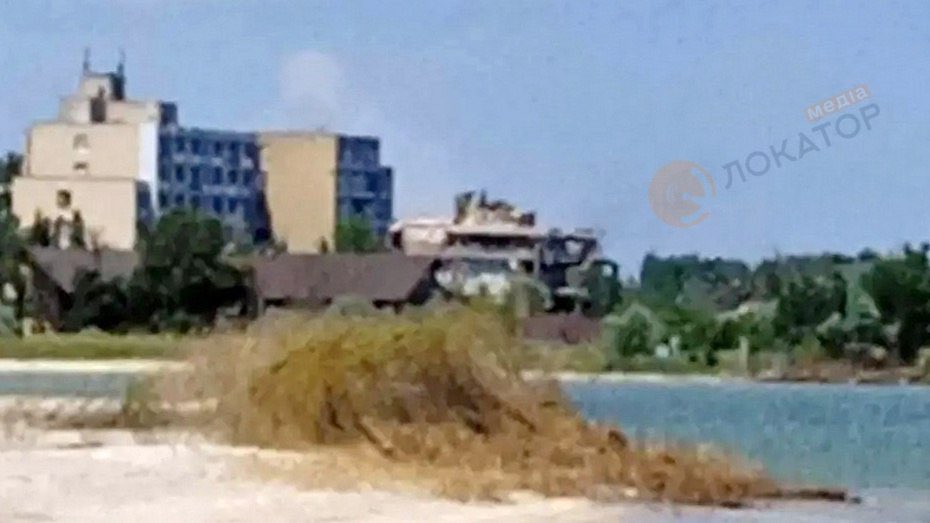 Фото – Локатор медіа З'явилися супутникові та звичайні фото наслідків удару по готелю у Бердянську