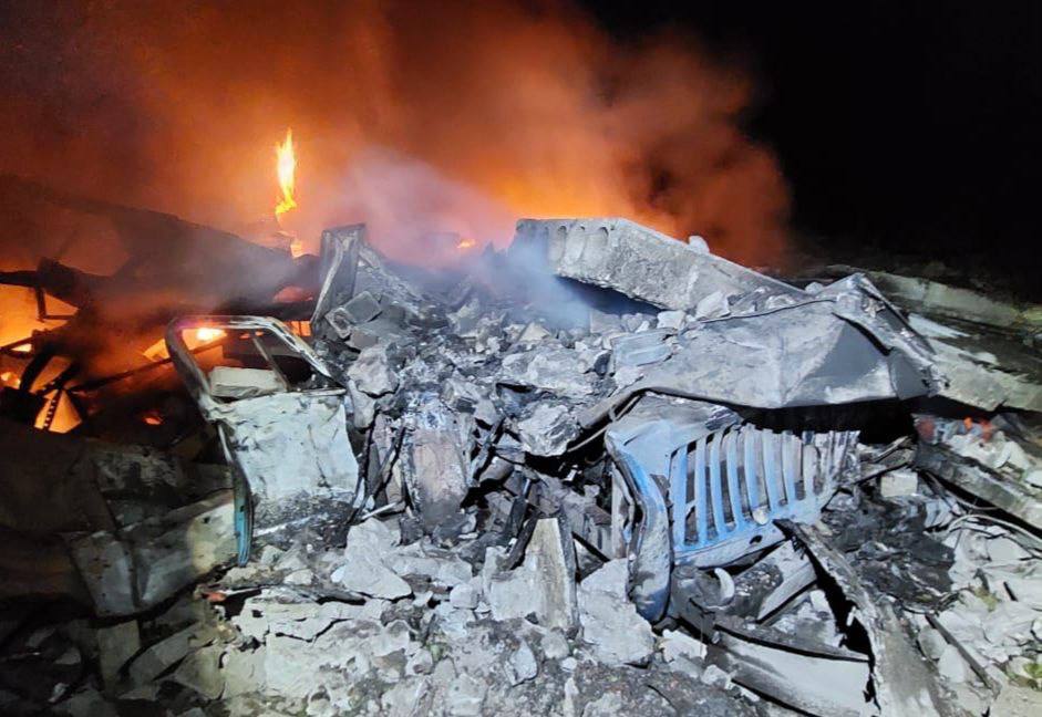 Фото: Днепропетровская ОВА Ночной удар "шахедами" по Кривому Рогу. Повреждены два предприятия и два дома – фото