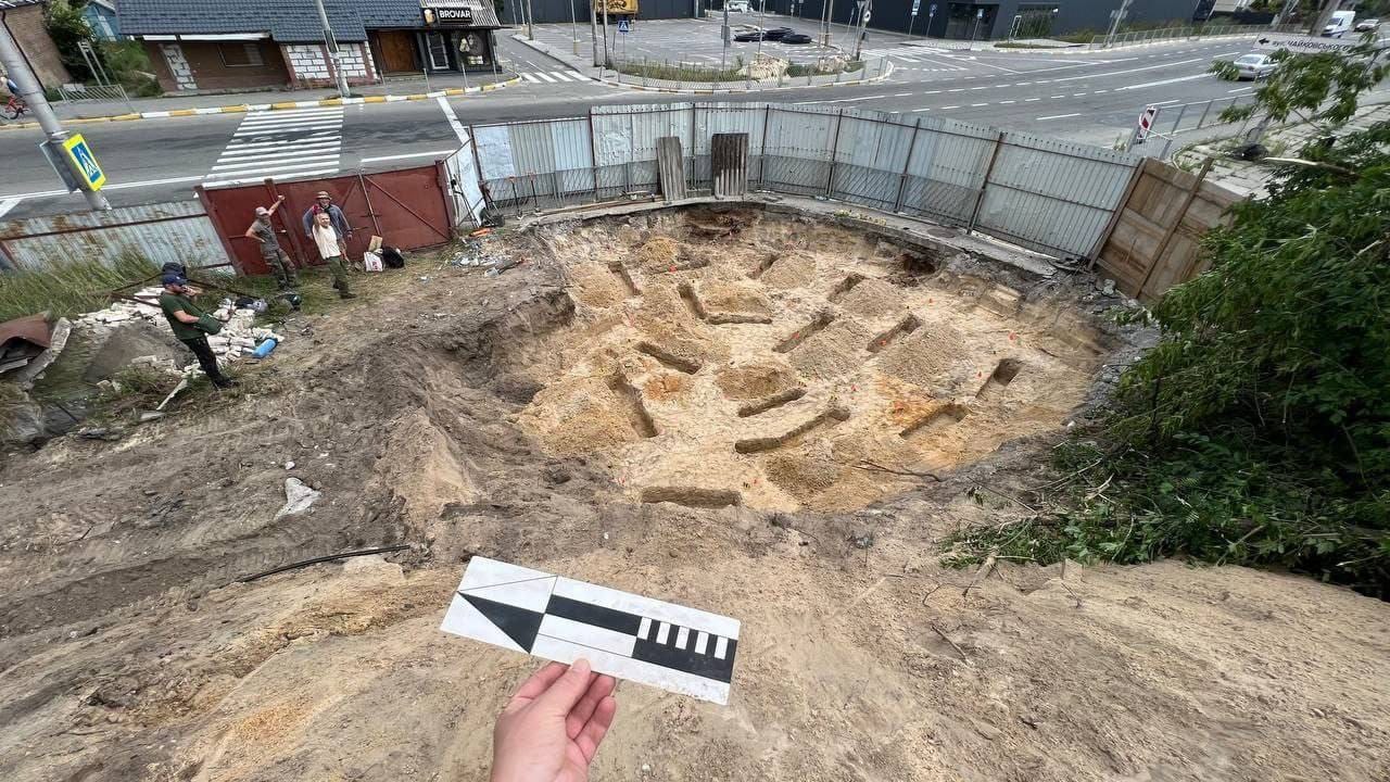 Братська могила в Ірпені (Фото: Тарас В'язовченко) В Ірпені виявили братську могилу часів Другої світової війни – фото