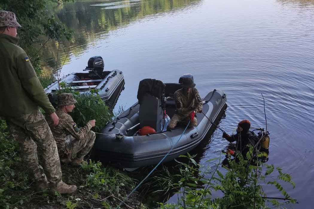 Фото: ДССТ У Чернігівській "Чорнобаївці" з Десни виловили російський танк, передадуть ЗСУ – фото