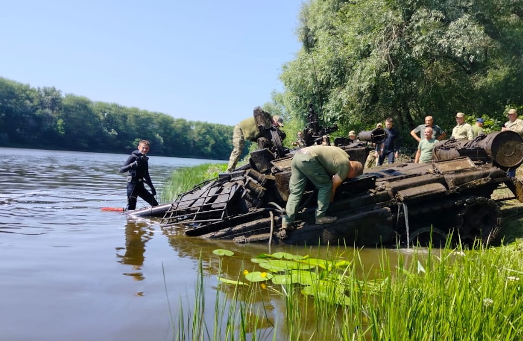 Фото: ДССТ У Чернігівській "Чорнобаївці" з Десни виловили російський танк, передадуть ЗСУ – фото