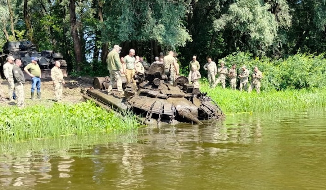 Фото: ДССТ У Чернігівській "Чорнобаївці" з Десни виловили російський танк, передадуть ЗСУ – фото