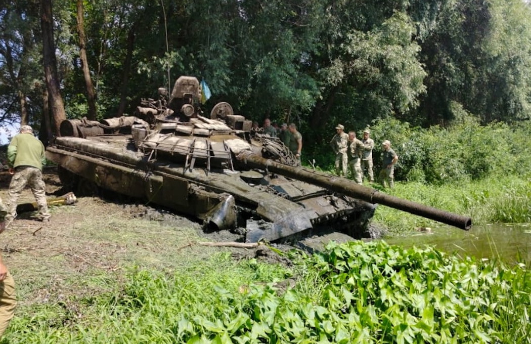07 У Чернігівській "Чорнобаївці" з Десни виловили російський танк, передадуть ЗСУ – фото