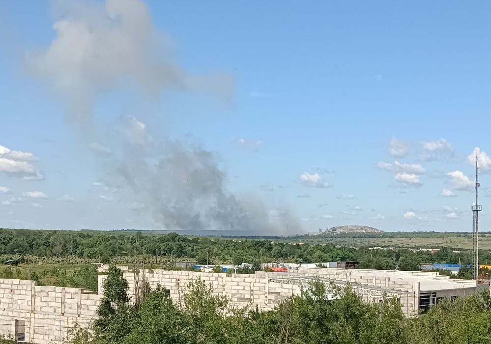 Фото: соцмережі У Луганську вибухи, "гриб" диму, детонація – відео, фото. У Маріуполі та Бердянську теж гучно