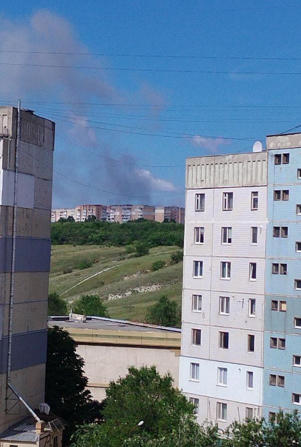 Фото: соцмережі У Луганську вибухи, "гриб" диму, детонація – відео, фото. У Маріуполі та Бердянську теж гучно