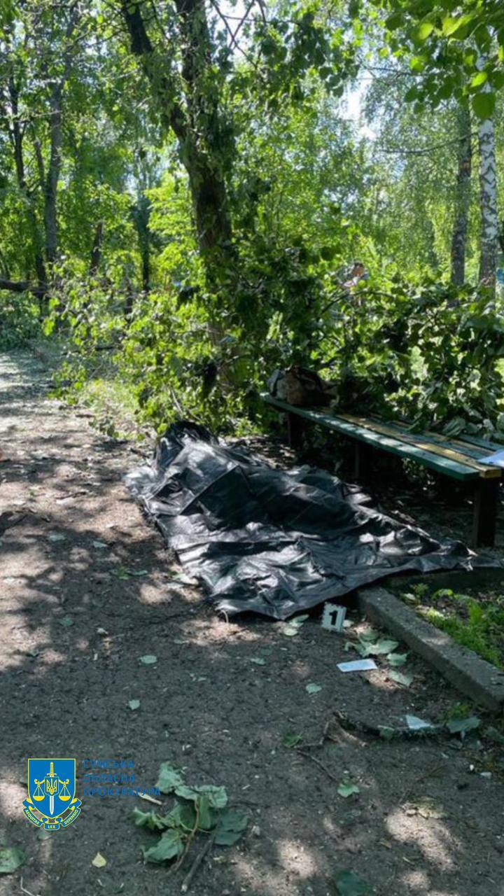 Фото – Офіс генпрокурора Росія атакувала сквер і держустанову під Сумами: є загиблі і поранені – фото
