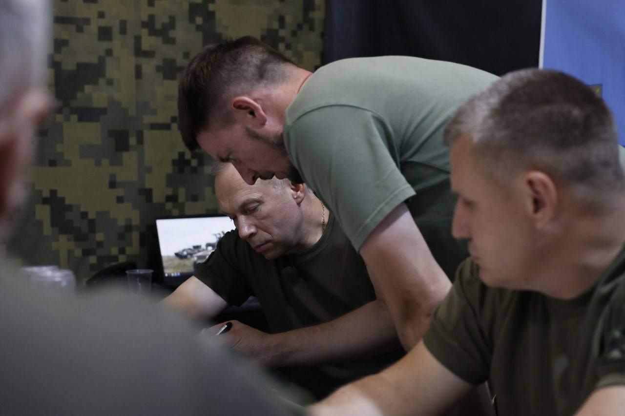 Фото: Military Media Center Сирський відвідав бійців на передовій. Обстановка на сході складна – фото
