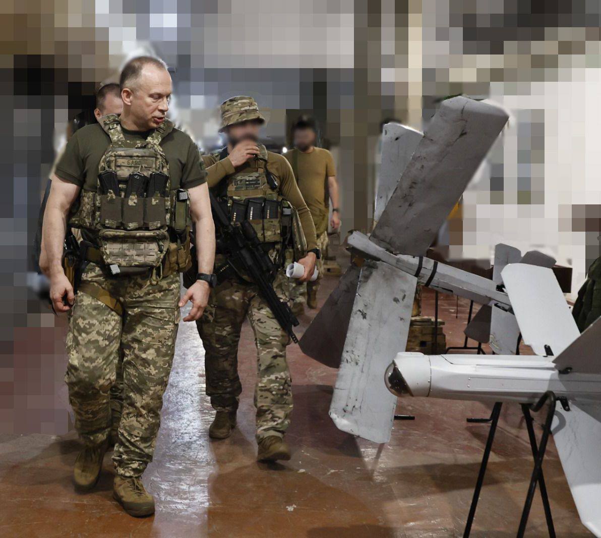 Фото: Military Media Center Сирський пройшовся вздовж збитих "Ланцетів", учора у РФ пишалися заводом цих дронів – фото