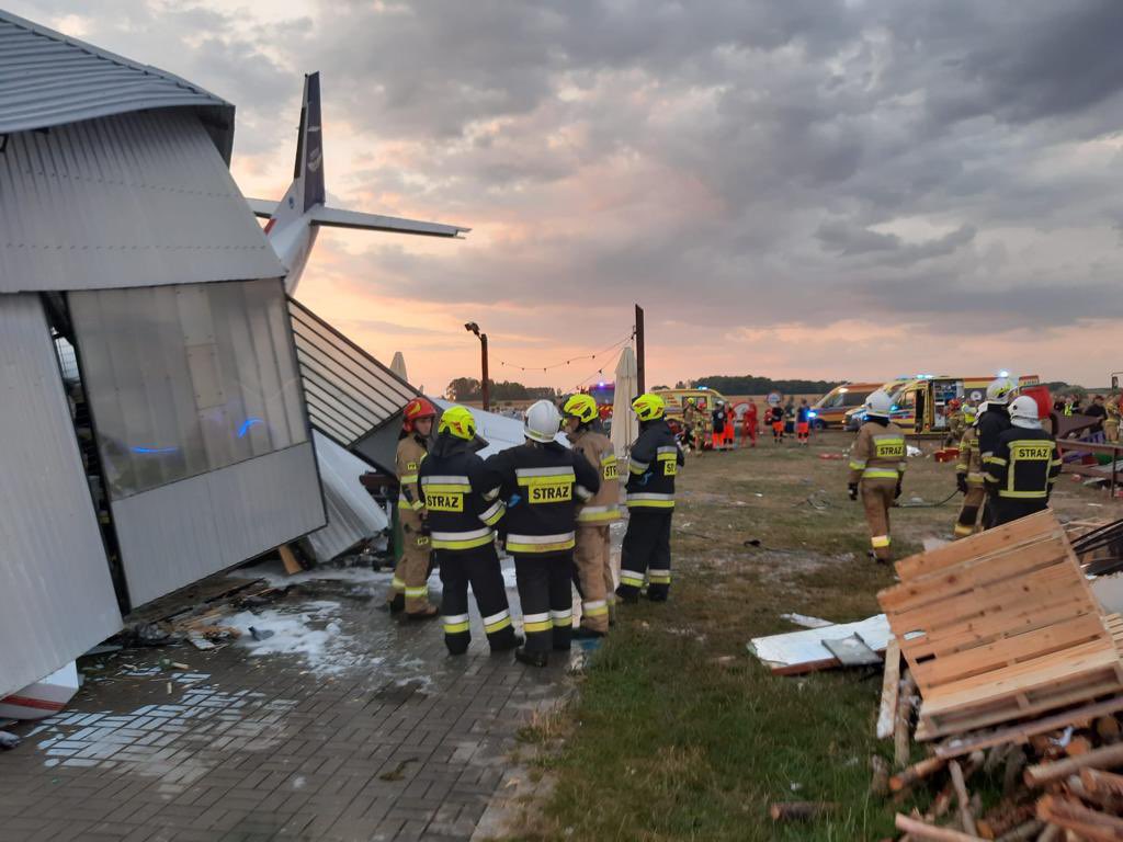 У Польщі літак рухнув на ангар із людьми: п'ятеро загиблих – фото, відео