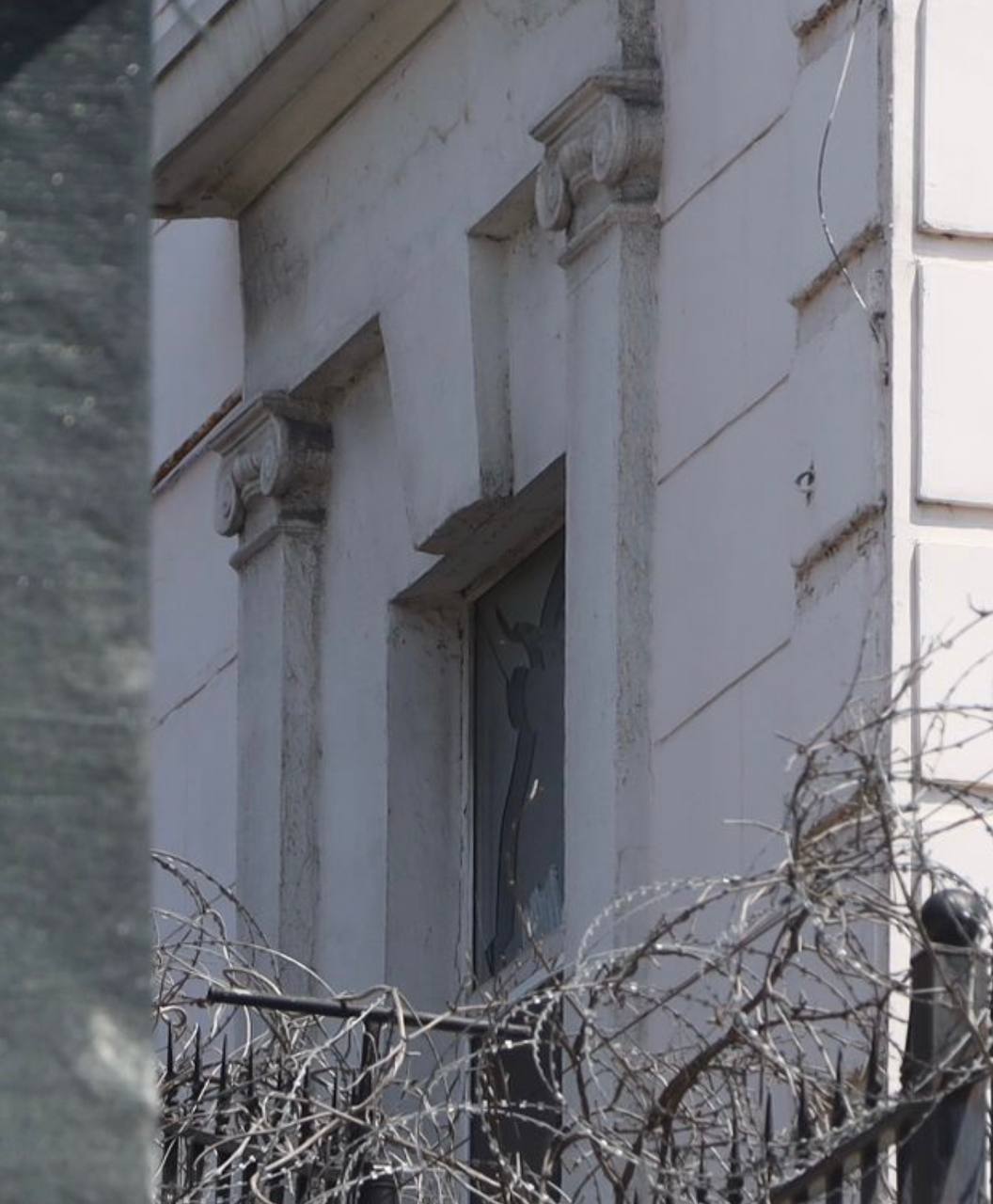 Вибите вікно у консульстві КНР в Одесі (Фото: Одеська ОВА)