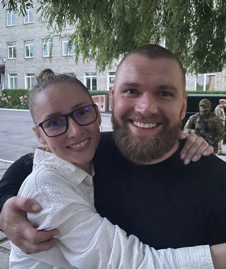 "Морпіхів треба витягати". Як сестра "Волини" понад рік боролась за повернення брата з полону