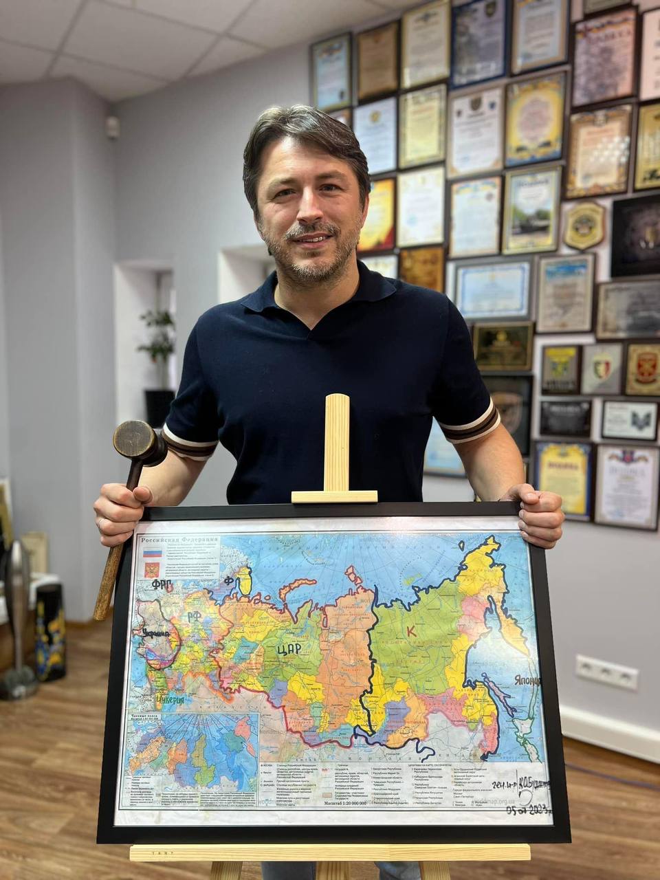 Сергій Притула з картою Буданова (Фото – Telegram Сергій Притула) Сергей Притула с картой Буданова (Фото – Telegram Сергій Притула)