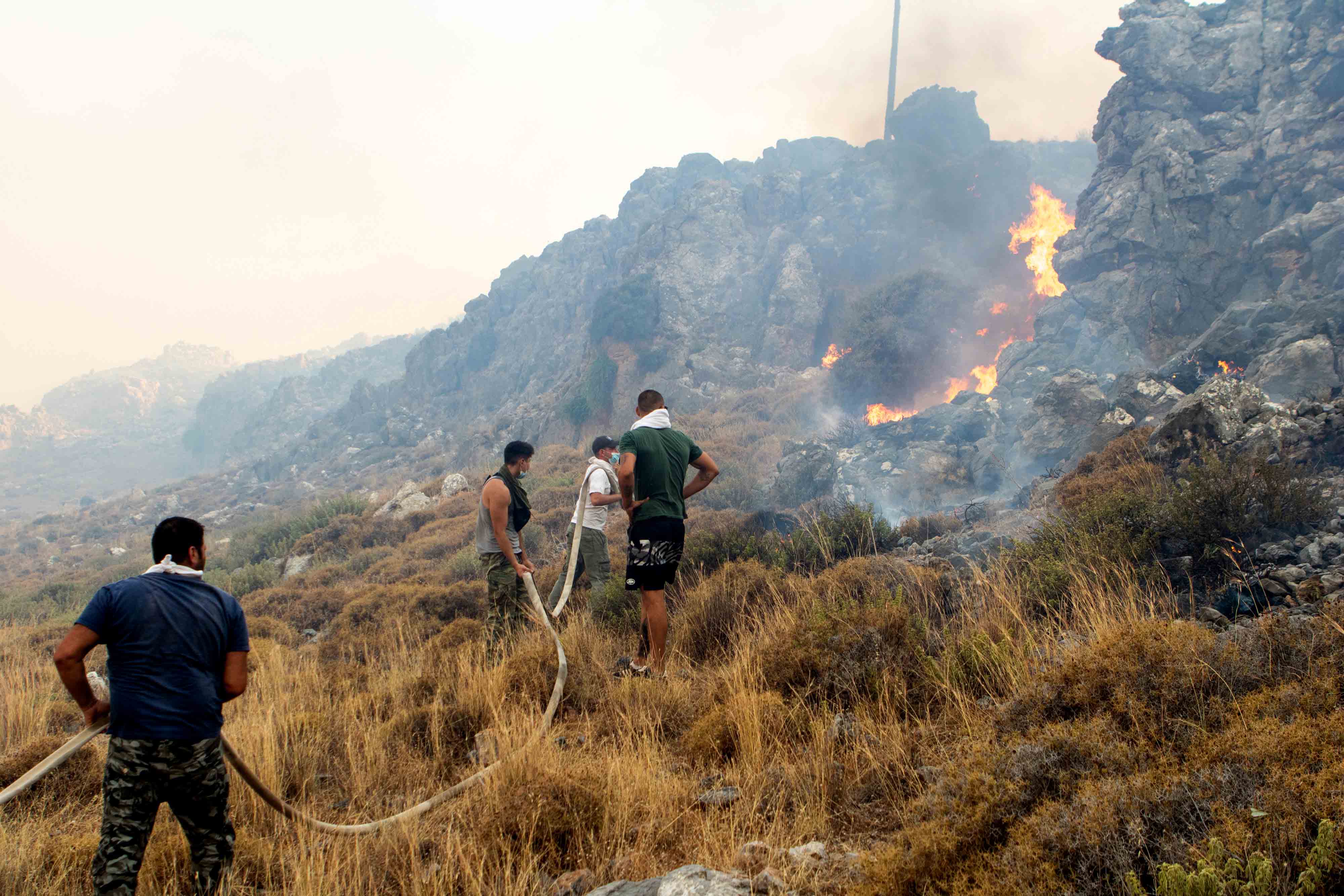 Эвакуация тысячи туристов с острова Родос и новые пожары на Корфу – фото