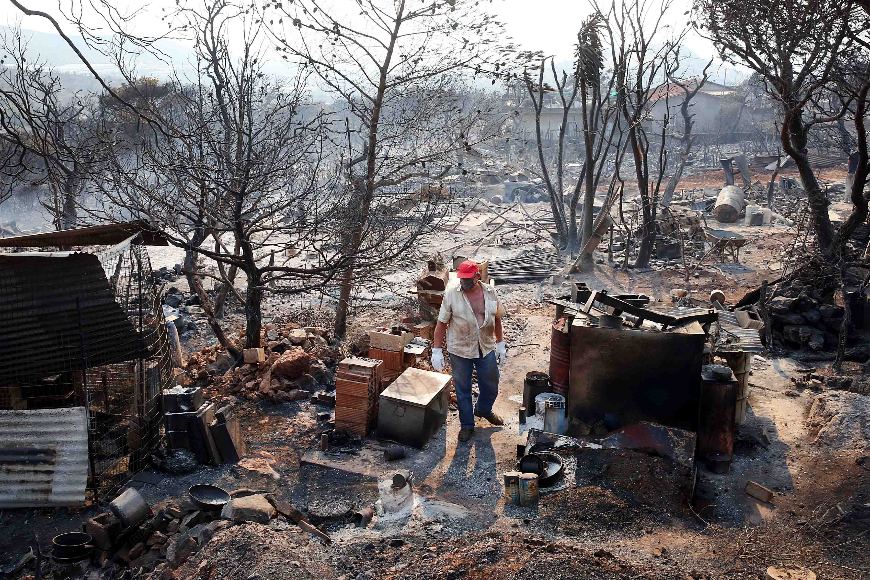 Эвакуация тысячи туристов с острова Родос и новые пожары на Корфу – фото