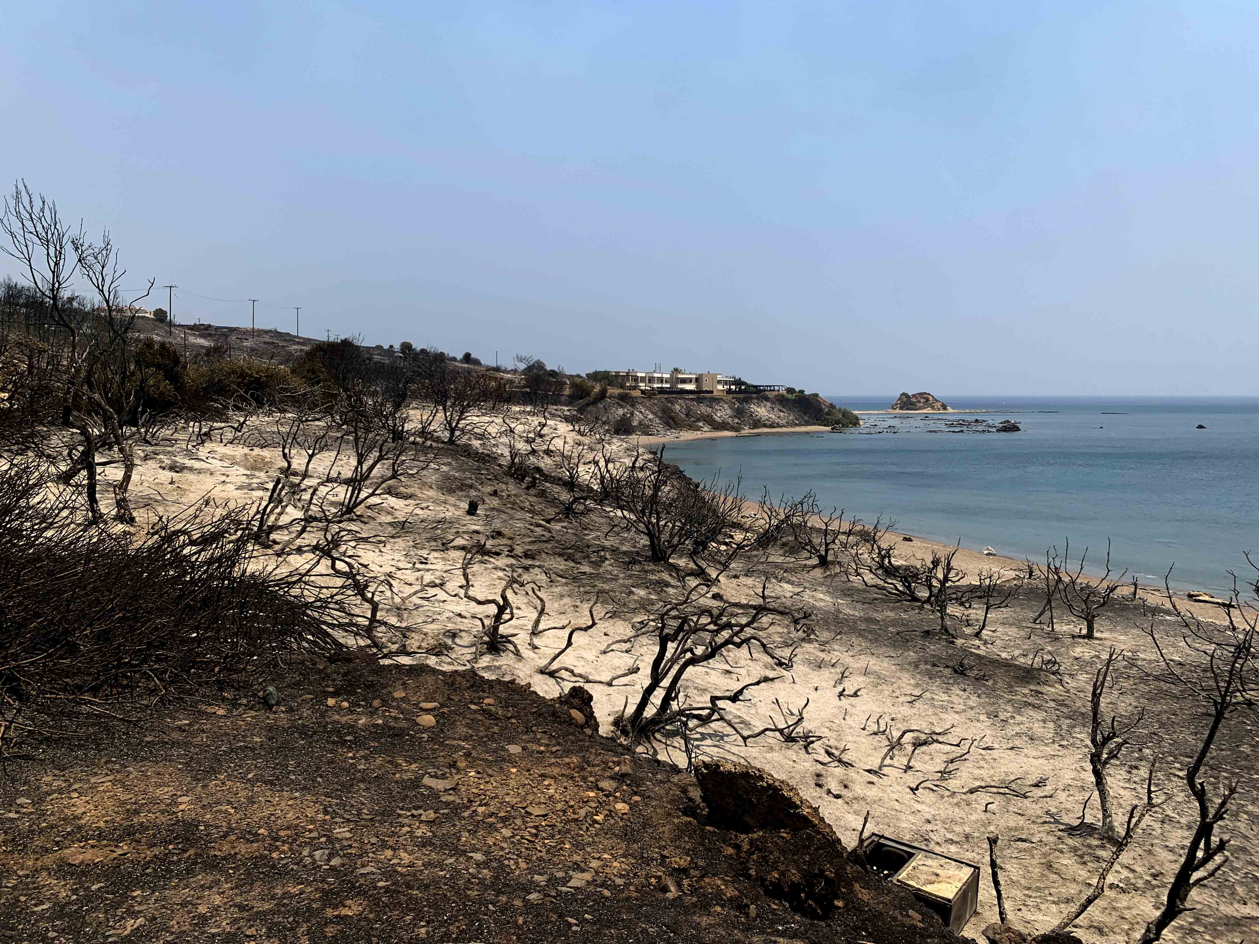 Аномальная жара в Греции: эвакуация тысяч туристов с острова Родос и новые пожары на Корфу