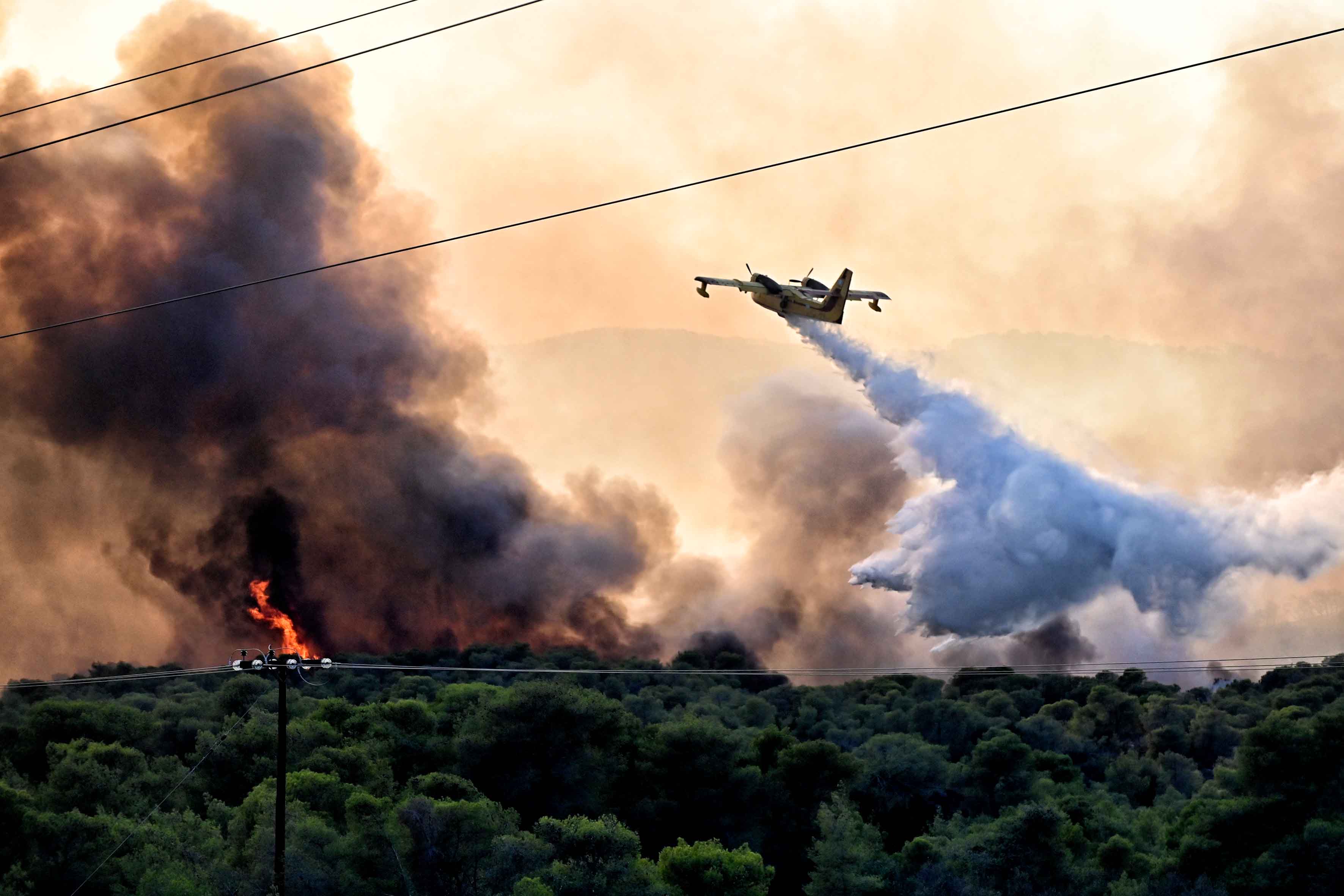 Аномальна спека у Греції: евакуація тисячі туристів з острова Родос та нові пожежі на Корфу