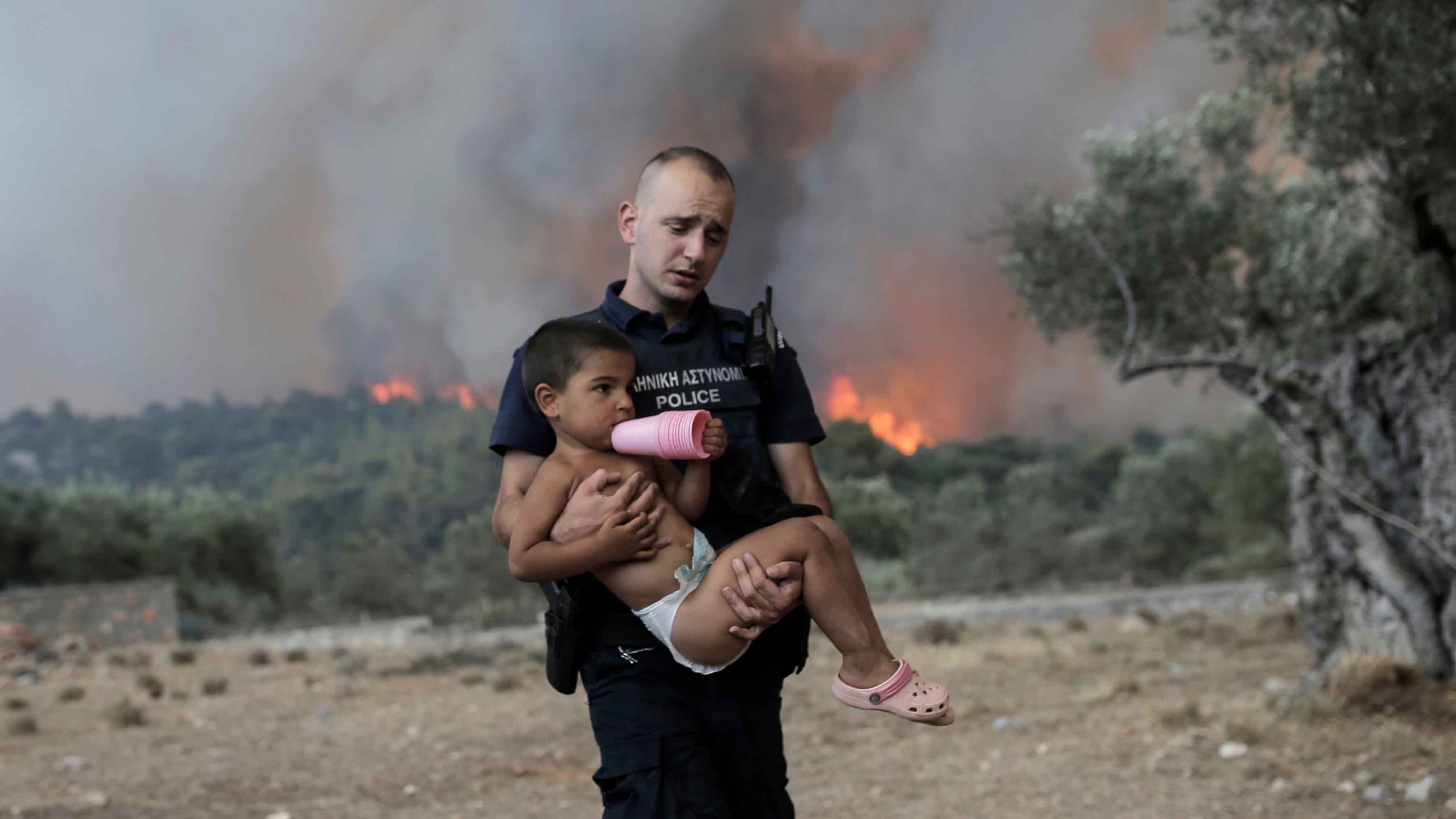 Аномальная жара в Греции: эвакуация тысяч туристов с острова Родос и новые пожары на Корфу - Фото