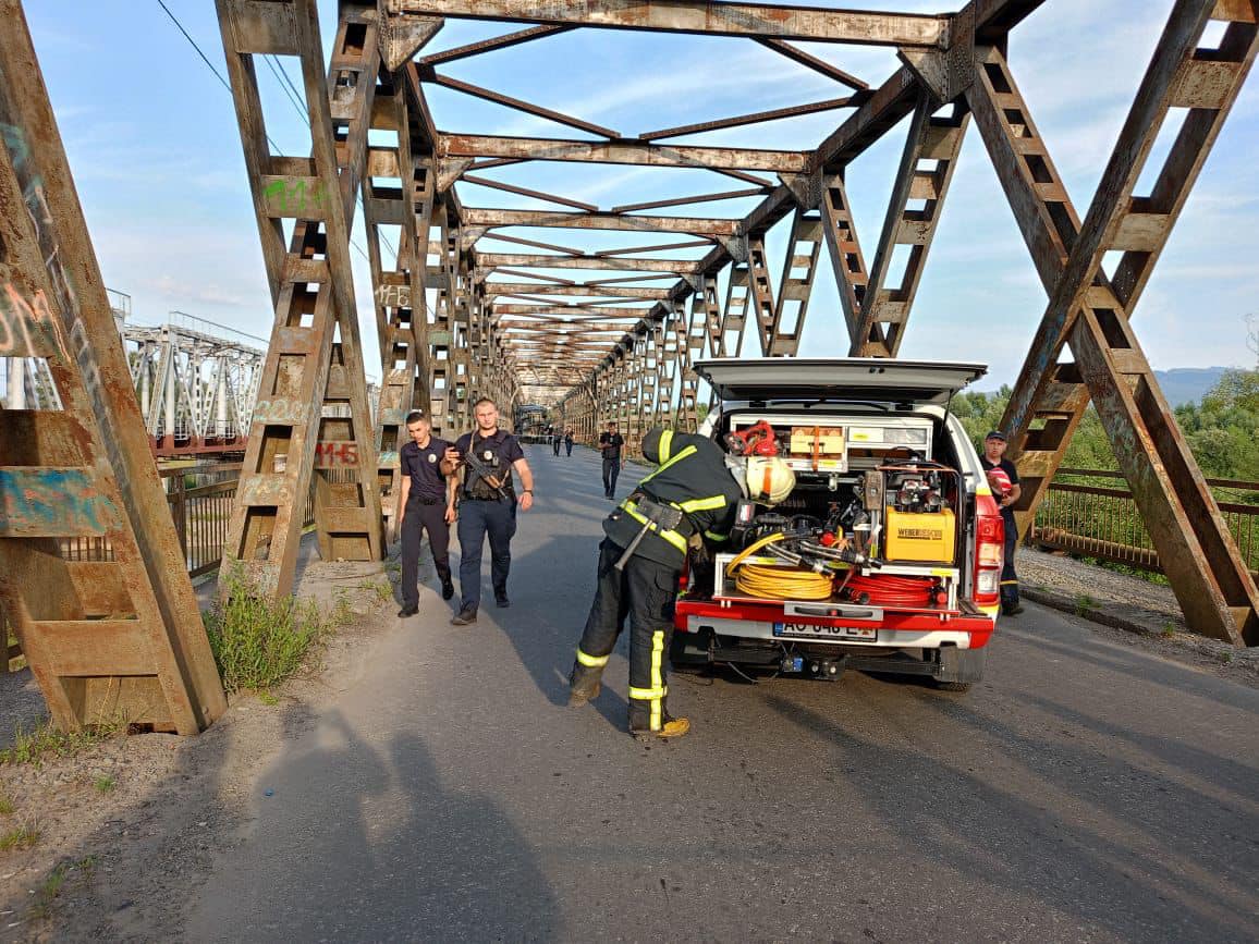 Фото: поліція Закарпаття На Закарпатті обвалився міст, машини впали в річку, троє постраждалих – фото
