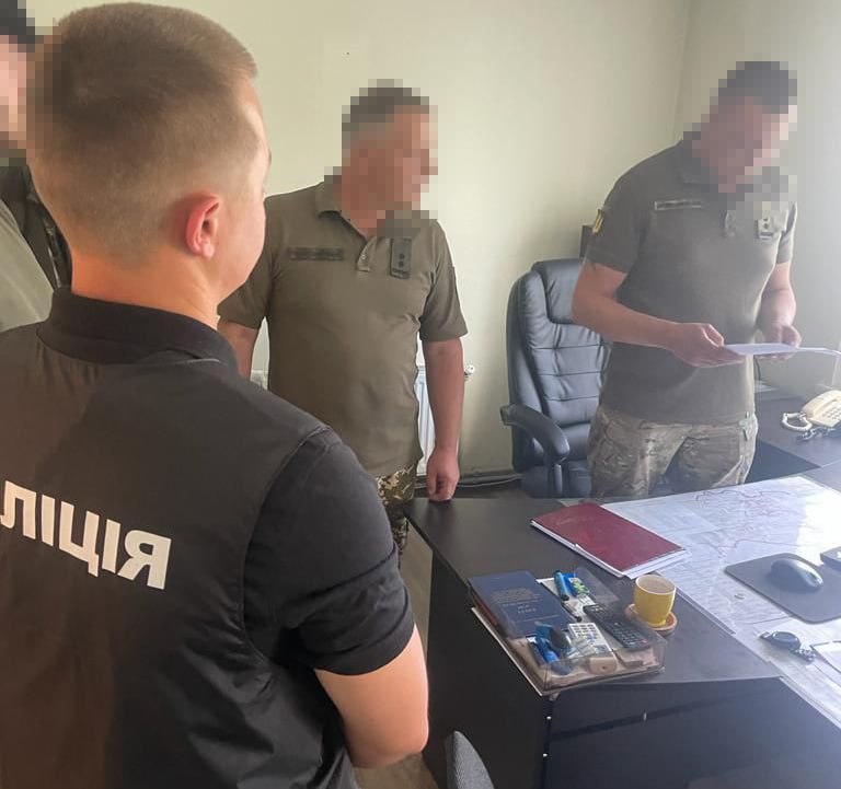 Фото: поліція У трьох областях затримано чиновників військкоматів під час розслідування корупції – фото